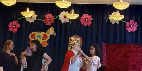 Powiększ grafikę: teatrzyk-nauczyciele-dzieciom-kopciuszek-625849.jpg