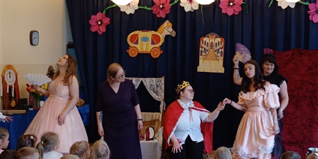 Powiększ grafikę: teatrzyk-nauczyciele-dzieciom-kopciuszek-625850.jpg
