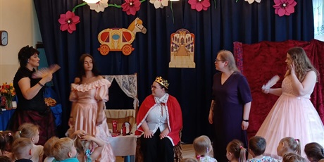 Powiększ grafikę: teatrzyk-nauczyciele-dzieciom-kopciuszek-625852.jpg