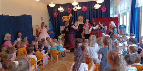 Powiększ grafikę: teatrzyk-nauczyciele-dzieciom-kopciuszek-625853.jpg