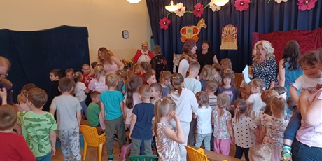 Powiększ grafikę: teatrzyk-nauczyciele-dzieciom-kopciuszek-625854.jpg