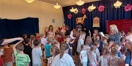 Powiększ grafikę: teatrzyk-nauczyciele-dzieciom-kopciuszek-625855.jpg