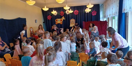 Powiększ grafikę: teatrzyk-nauczyciele-dzieciom-kopciuszek-625857.jpg
