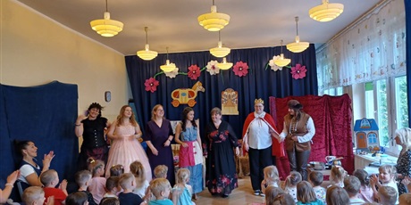 Powiększ grafikę: teatrzyk-nauczyciele-dzieciom-kopciuszek-625858.jpg