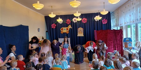Powiększ grafikę: teatrzyk-nauczyciele-dzieciom-kopciuszek-625859.jpg