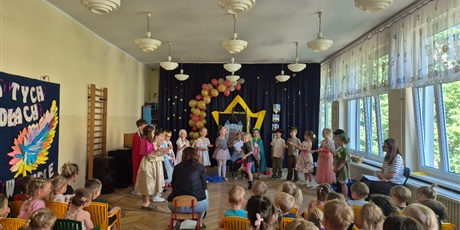 Powiększ grafikę: tradycyjne-pozegnanie-absolwentow-706353.jpg