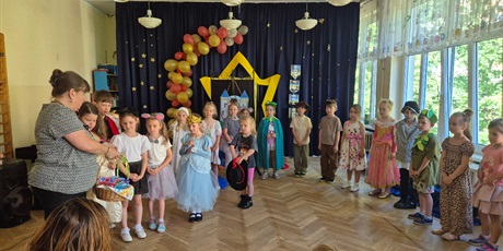 Powiększ grafikę: tradycyjne-pozegnanie-absolwentow-706355.jpg