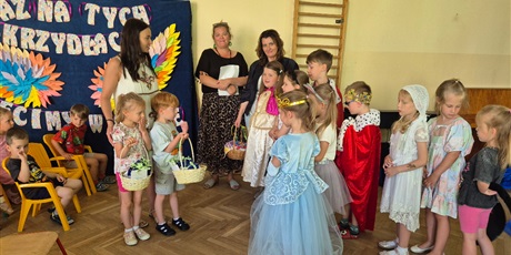 Powiększ grafikę: tradycyjne-pozegnanie-absolwentow-706359.jpg