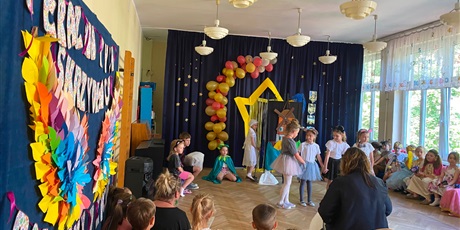 Powiększ grafikę: tradycyjne-pozegnanie-absolwentow-706362.jpg