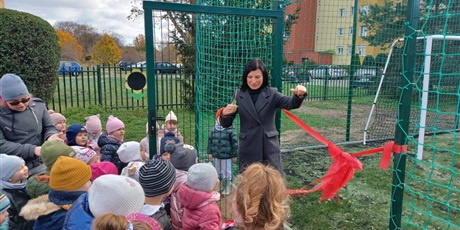 Powiększ grafikę: uroczyste-otwarcie-boiska-do-pilki-noznej-w-naszym-przedszkolu-651821.jpg