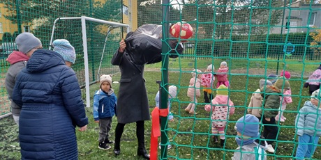 Powiększ grafikę: uroczyste-otwarcie-boiska-do-pilki-noznej-w-naszym-przedszkolu-651822.jpg