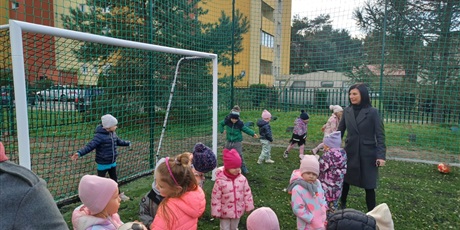 Powiększ grafikę: uroczyste-otwarcie-boiska-do-pilki-noznej-w-naszym-przedszkolu-651830.jpg