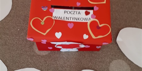 Powiększ grafikę: Na zdjęciu skrzynka papierowa koloru czerwonego z napisem poczta walentynkowa.