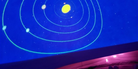 Warsztaty objazdowego planetarium „Kosmos na wyciągnięcie ręki”.