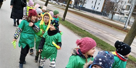 Powiększ grafikę: Na  zdjęciu grupa dzieci w wieku przedszkolnym w kolorowych strojach  podczas witania pani Wiosny.