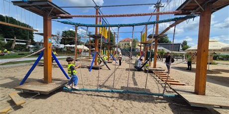 Powiększ grafikę: wesole-skrzaty-zdobywaja-costerina-park-700493.jpg