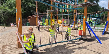 Powiększ grafikę: wesole-skrzaty-zdobywaja-costerina-park-700494.jpg