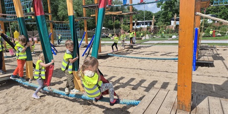 Powiększ grafikę: wesole-skrzaty-zdobywaja-costerina-park-700495.jpg