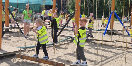 Powiększ grafikę: wesole-skrzaty-zdobywaja-costerina-park-700499.jpg