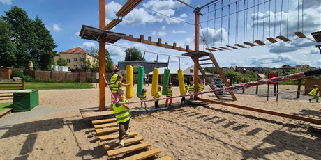 Powiększ grafikę: wesole-skrzaty-zdobywaja-costerina-park-700500.jpg