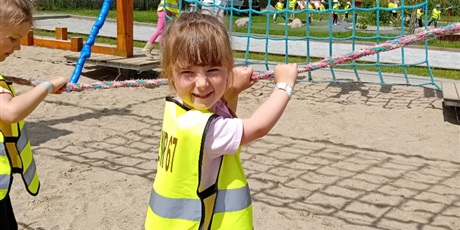 Powiększ grafikę: wesole-skrzaty-zdobywaja-costerina-park-700511.jpg