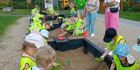 Powiększ grafikę: wesole-skrzaty-zdobywaja-costerina-park-700532.jpg