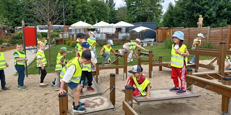 Powiększ grafikę: wesole-skrzaty-zdobywaja-costerina-park-700538.jpg