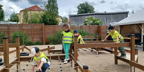 Powiększ grafikę: wesole-skrzaty-zdobywaja-costerina-park-700540.jpg