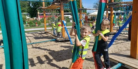 Powiększ grafikę: wesole-skrzaty-zdobywaja-costerina-park-700562.jpg