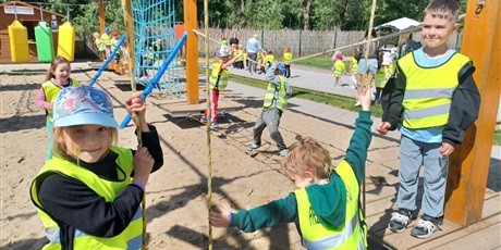 Powiększ grafikę: wesole-skrzaty-zdobywaja-costerina-park-700564.jpg