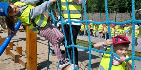 Powiększ grafikę: wesole-skrzaty-zdobywaja-costerina-park-700567.jpg