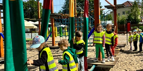 Powiększ grafikę: wesole-skrzaty-zdobywaja-costerina-park-700576.jpg