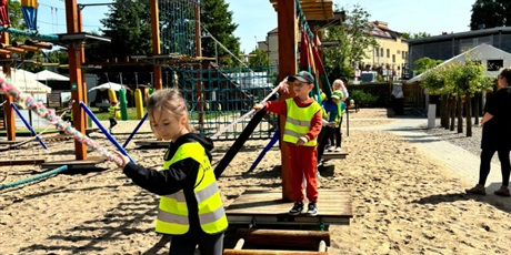 Powiększ grafikę: wesole-skrzaty-zdobywaja-costerina-park-700578.jpg