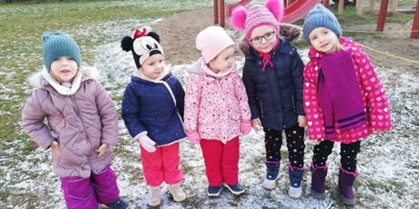 Wesołe ,,zimowe'':)))) zabawy na przedszkolnym placu zabaw