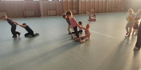 Powiększ grafikę: wizyta-dzieci-z-grupy-elfow-w-przedszkolu-nr-44-zso-10-w-gdansku-671004.jpg