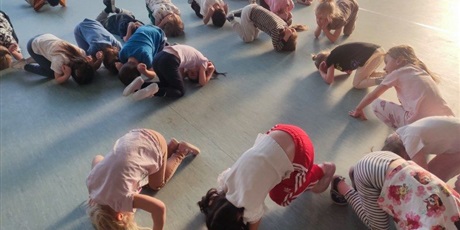 Powiększ grafikę: wizyta-dzieci-z-grupy-elfow-w-przedszkolu-nr-44-zso-10-w-gdansku-671007.jpg