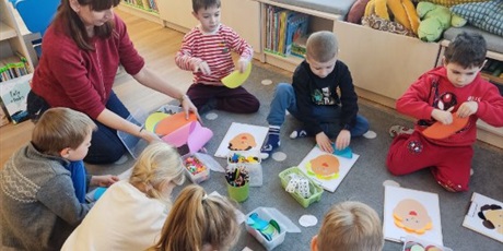 Wizyta dzieci z grupy „Elfów” w osiedlowej  bibliotece