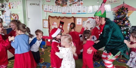 Powiększ grafikę: wizyta-mikolaja-i-elfa-w-wesolych-skrzatach-prezenty-i-swiateczna-zabawa-w-grupach-665706.jpg