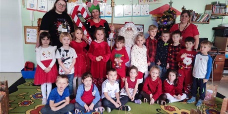 Wizyta Mikołaja i Elfa w „Wesołych Skrzatach'' – prezenty i świąteczna zabawa w grupach