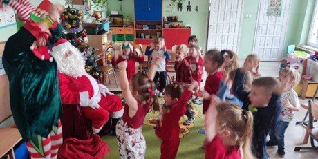 Powiększ grafikę: wizyta-mikolaja-i-elfa-w-wesolych-skrzatach-prezenty-i-swiateczna-zabawa-w-grupach-665710.jpg