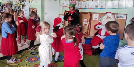 Powiększ grafikę: wizyta-mikolaja-i-elfa-w-wesolych-skrzatach-prezenty-i-swiateczna-zabawa-w-grupach-665713.jpg