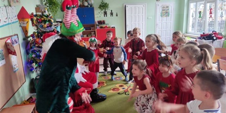 Powiększ grafikę: wizyta-mikolaja-i-elfa-w-wesolych-skrzatach-prezenty-i-swiateczna-zabawa-w-grupach-665715.jpg