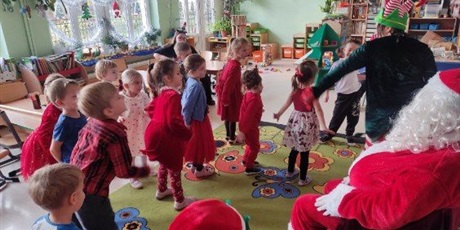 Powiększ grafikę: wizyta-mikolaja-i-elfa-w-wesolych-skrzatach-prezenty-i-swiateczna-zabawa-w-grupach-665716.jpg