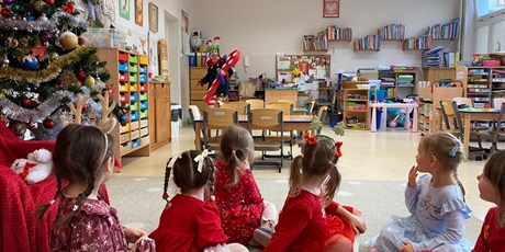 Powiększ grafikę: wizyta-mikolaja-i-elfa-w-wesolych-skrzatach-prezenty-i-swiateczna-zabawa-w-grupach-665718.jpg