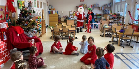 Powiększ grafikę: wizyta-mikolaja-i-elfa-w-wesolych-skrzatach-prezenty-i-swiateczna-zabawa-w-grupach-665719.jpg