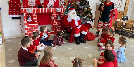 Powiększ grafikę: wizyta-mikolaja-i-elfa-w-wesolych-skrzatach-prezenty-i-swiateczna-zabawa-w-grupach-665720.jpg