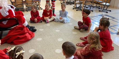 Powiększ grafikę: wizyta-mikolaja-i-elfa-w-wesolych-skrzatach-prezenty-i-swiateczna-zabawa-w-grupach-665723.jpg