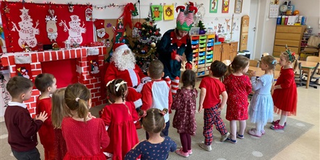 Powiększ grafikę: wizyta-mikolaja-i-elfa-w-wesolych-skrzatach-prezenty-i-swiateczna-zabawa-w-grupach-665724.jpg