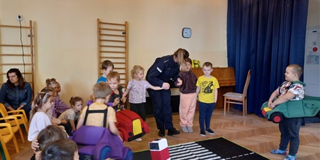 Powiększ grafikę: wizyta-policjantow-i-zajecia-na-temat-bezpieczenstwa-na-drodze-645737.jpg