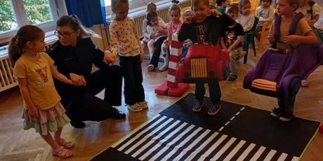 Powiększ grafikę: wizyta-policjantow-i-zajecia-na-temat-bezpieczenstwa-na-drodze-645739.jpg